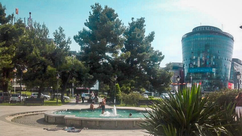 Suihkulähde ja ostoskeskus Podgorican keskustassa.