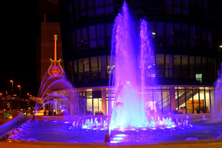 Suihkulähteitä, jotka on valaistu violetilla.