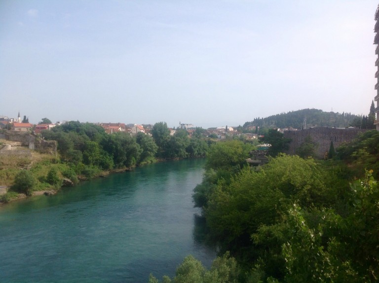 Vihreävetinen joki, vasemmalla näkyy kaupunkia.