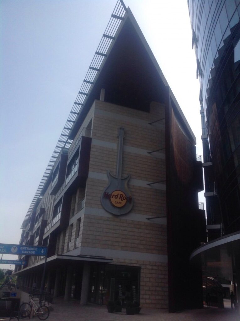 Tumma rakennus, jossa Hard Rock Cafe