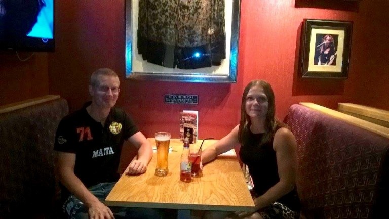 Pariskunta nauttimassa virvokkeita ravintolassa