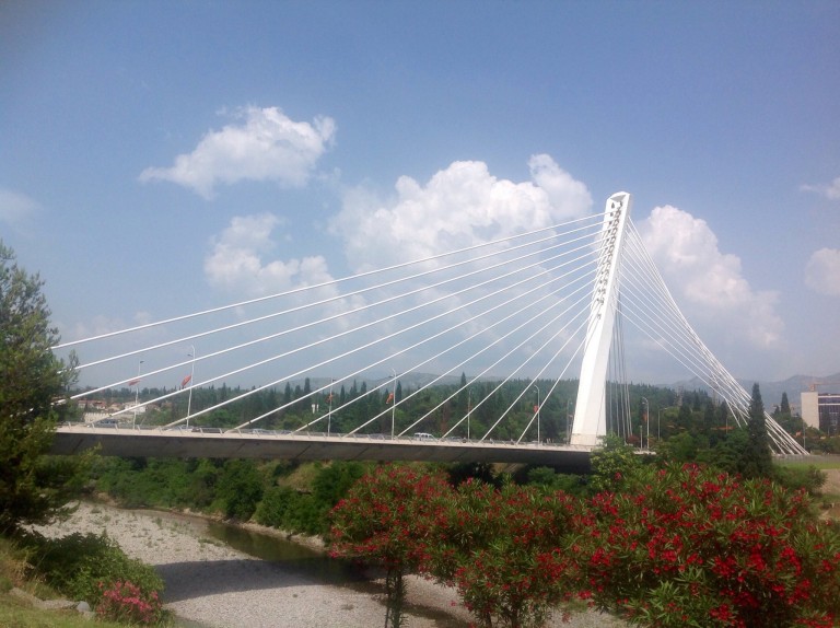 Vaalea moderni silta, jossa monta vaijeria.