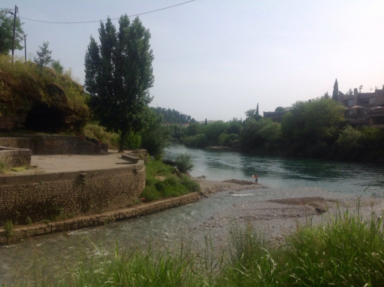 Jokea ja sen rantaa Podgoricassa.