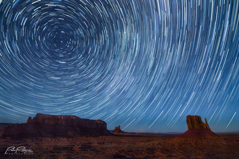 Pitkällä valotuksella kuvattu tähtitaivaskuva Monument Valleyssa.