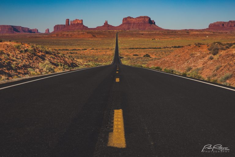 Asfalttitie Arizonassa, taustalla Monument Valley.