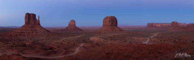 Auringonlasku Monument Valleyssa Arizonassa.