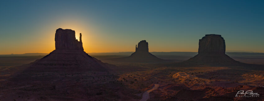 Silhouettekuva auringonlaskusta Monument Valleyssa USA:ssa.