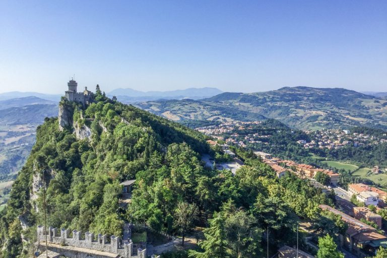 San Marinon toinen torni eli Cesta, taustalla kumpuilevaa matalaa vuoristoa.