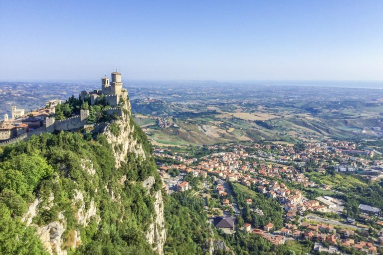San Marinon ensimmäinen torni Guaita, taustalla avautuu maisema Italiaan.