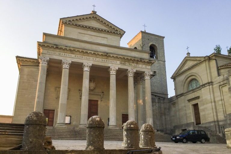 San Marinon Pyhän Marinuksen kirkko, jossa antiikin tyylisiä pylväitä.