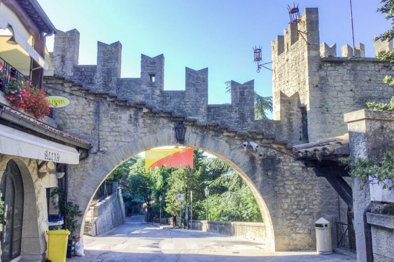 Fratta-niminen kaareva portti San Marinossa.