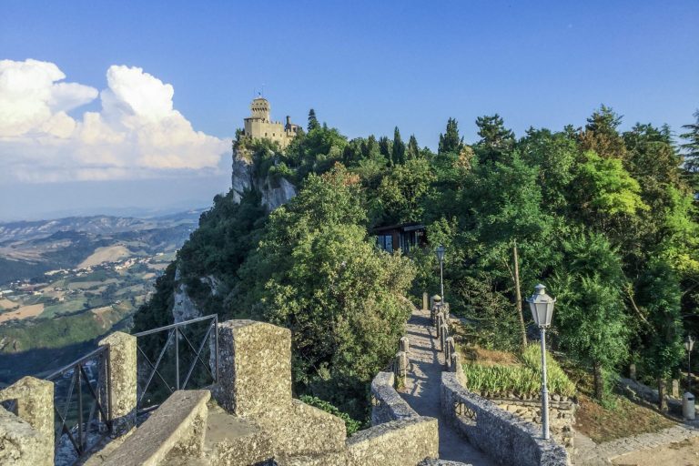 San Marinon vuoristomaisemia ja torni.