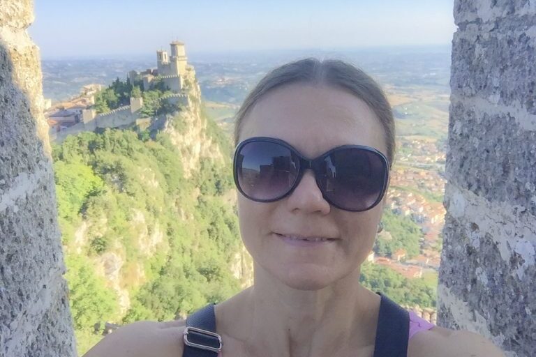 Matkabloggaaja San Marinon tornilla.