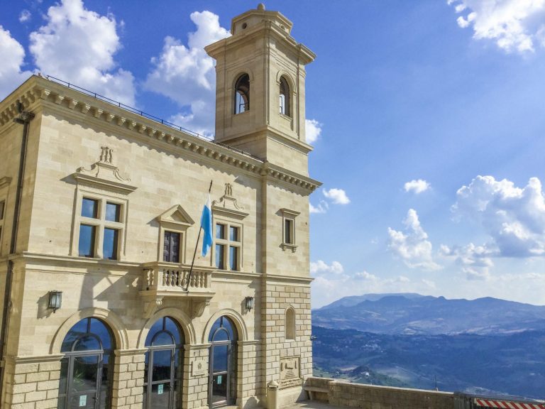 Rakennus vuorilla San Marinossa.