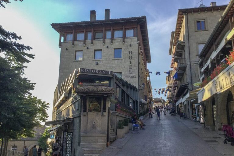 Hotellirakennus ja katua San Marinossa.