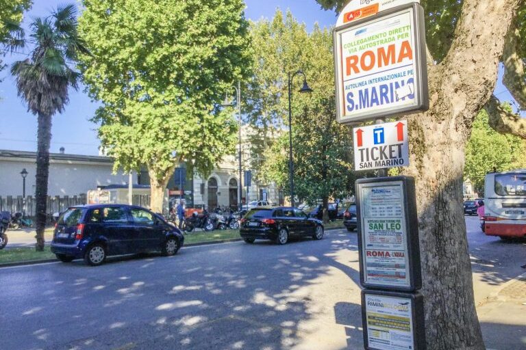 Bussipysäkki Riminissä Italiassa.