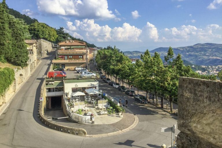 Jyrkkä mutka maantiellä San Marinon vuoristossa.