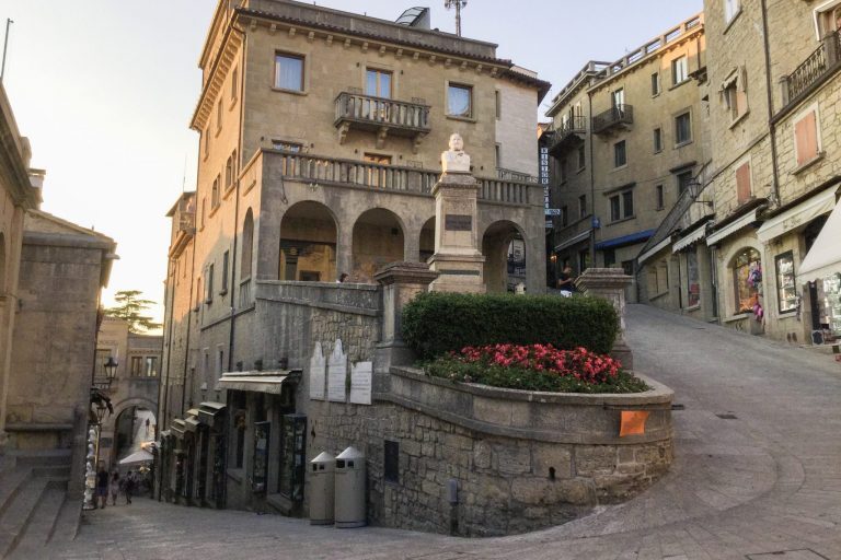 Katua ja rakennuksia San Marinossa.