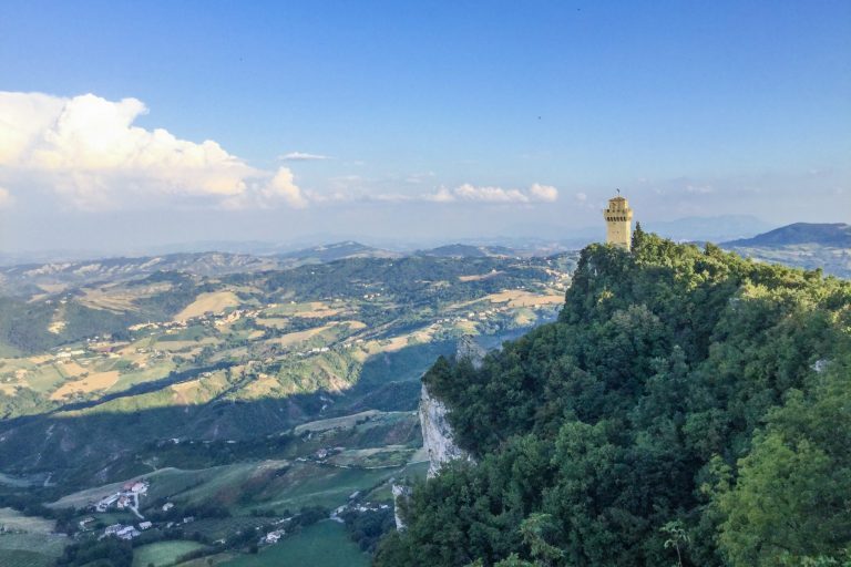 San Marinon kolmas torni eli Montale, taustalla matalaa kumpuilevaa vuoristomaisemaa.