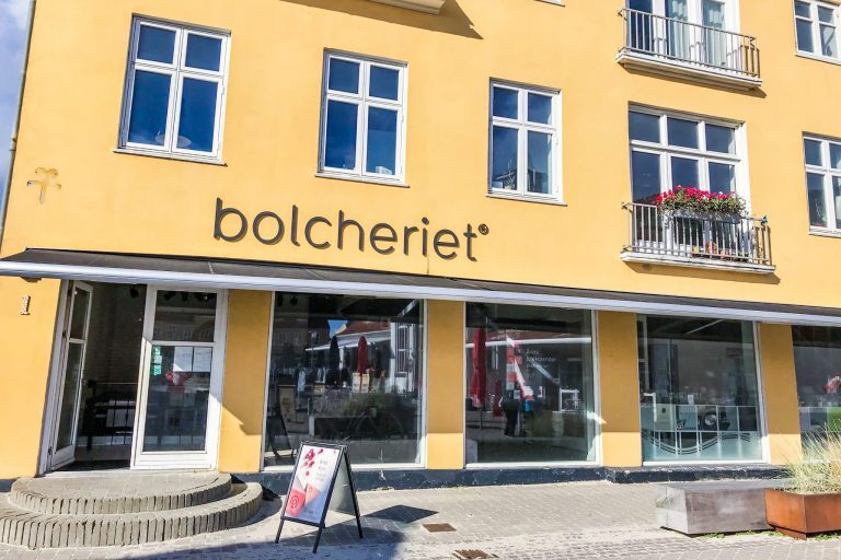 Keltainen karamelliopuoti ulkoa päin kuvattuna.