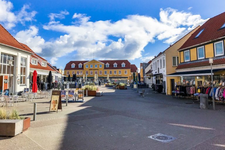 Aukio ja keltaisia rakennuksia Lokkenissa Tanskassa.