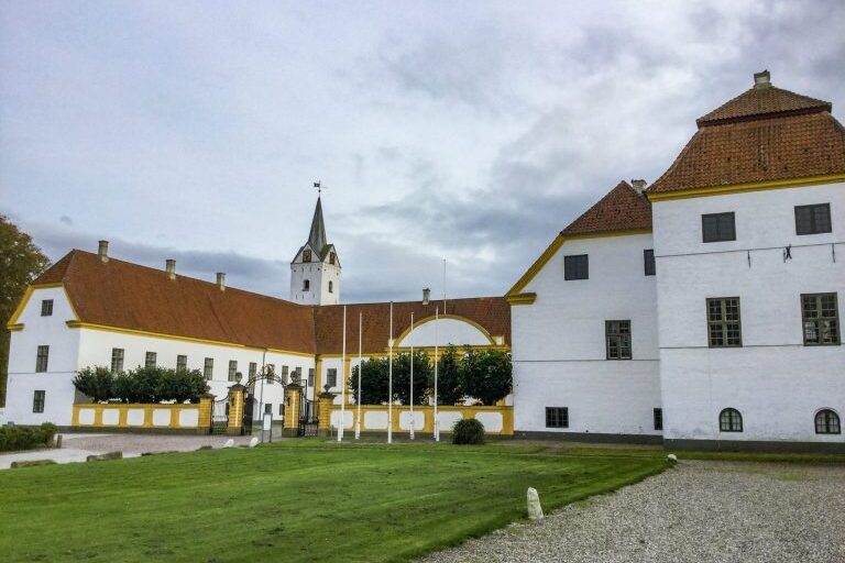 Vaalea Dronninglundin linna, jossa punertava katto.