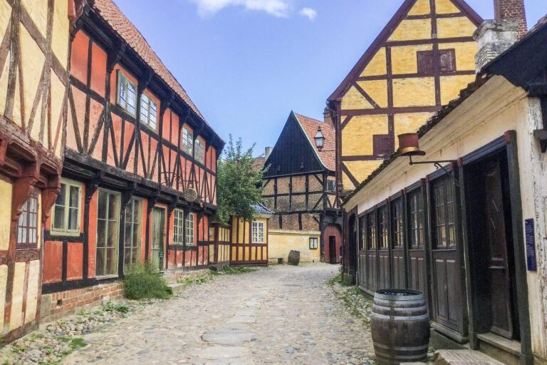 Vanha mukulakivikatu vanhojen rakennusten ympäröimänä.