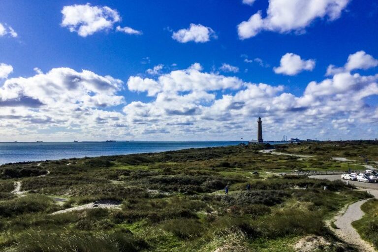 Tasaista merenrantamaisemaa Skagenissa Tanskassa.