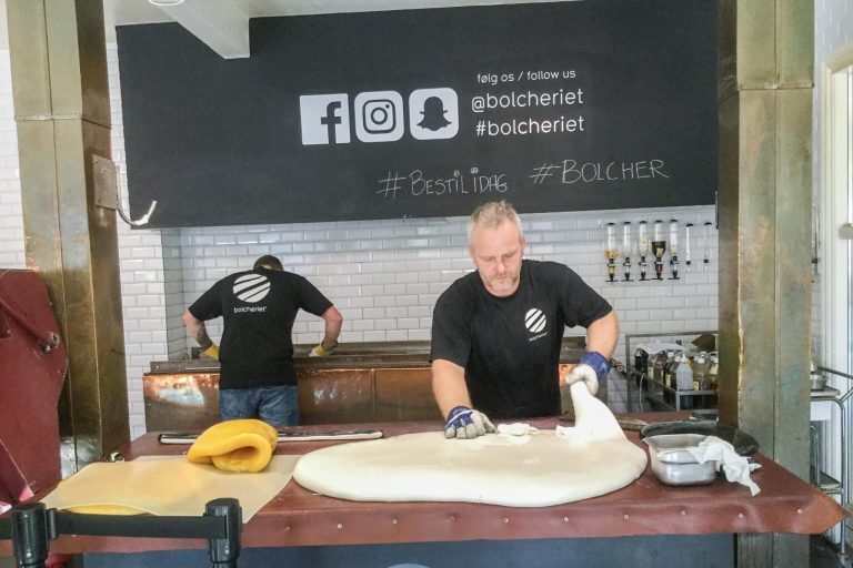 Karamellintekijä sisällä puodissa.