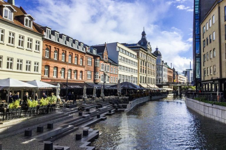 Kanava, jonka molemmin puolin on rakennuksia.