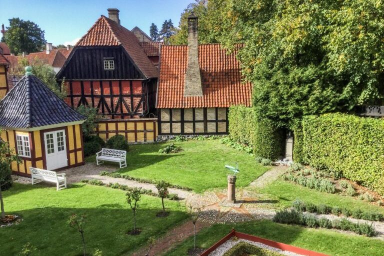 Näkymä vehreään puutarhaan.