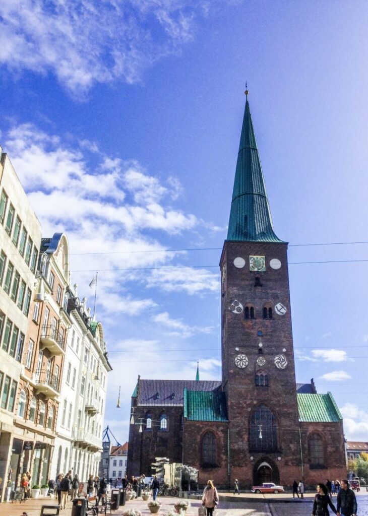 Aarhusin keskustassa oleva keskiaikainen katedraali.
