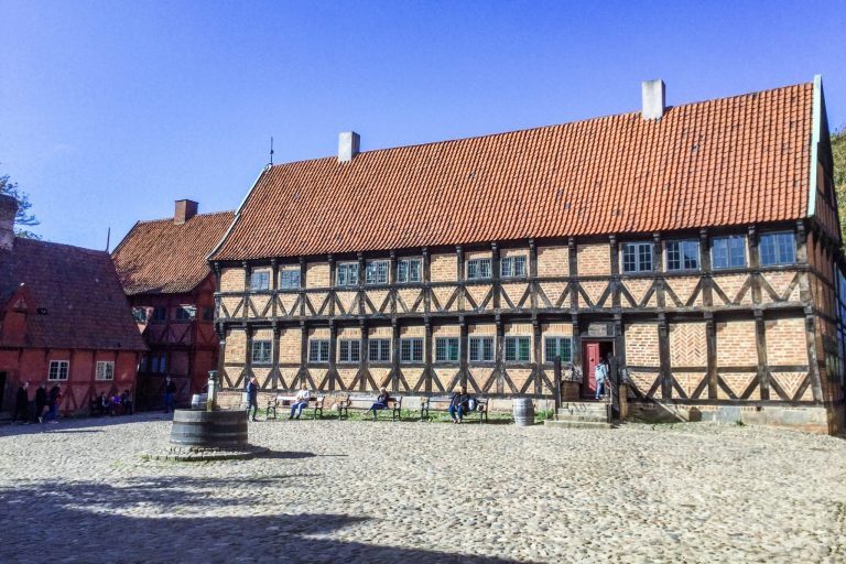 Vanha mukulkivinen aukio, jonka takana vanha rakennus.