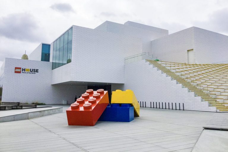 Todella isoja legopalikoita Legolandin edustalla Tanskassa.