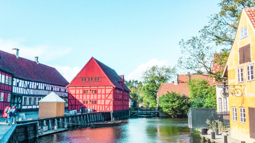 Värikkäitä vanhoja taloja ja joki.