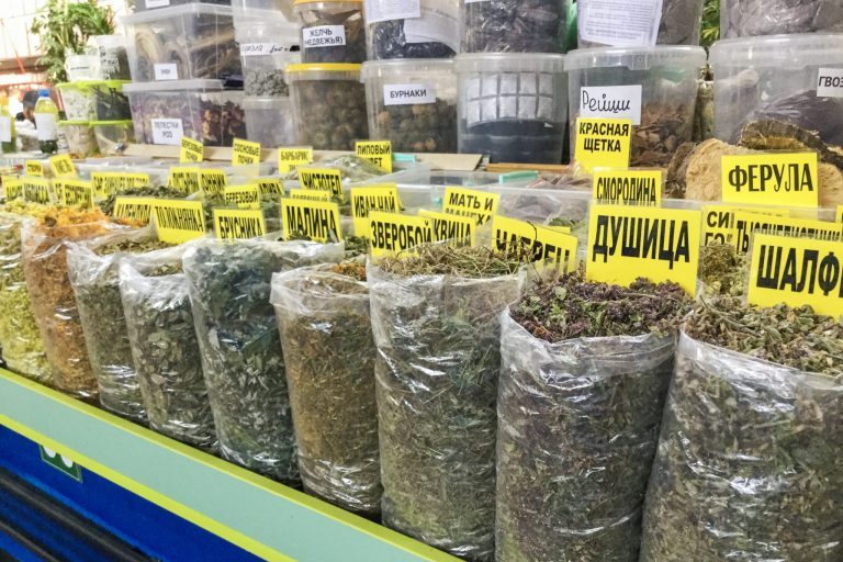 Mausteita muovipusseissa.