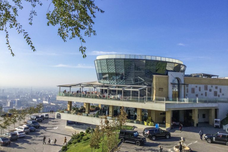 Pyöreänmuotoinen ravintola ylhäällä näköalapaikalla.