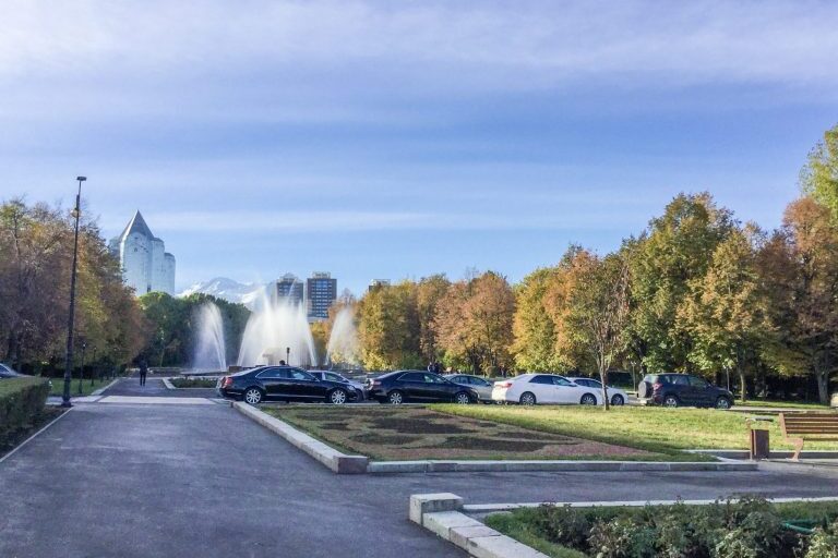 Leveää kävelykatua syksyisessä Almatyssa.