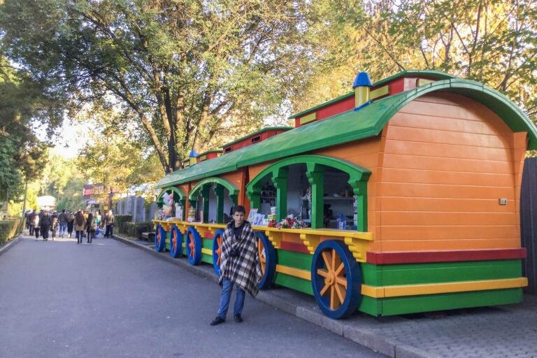 Värikkäitä puiston putiikkeja Almatyn keskuspuistossa.