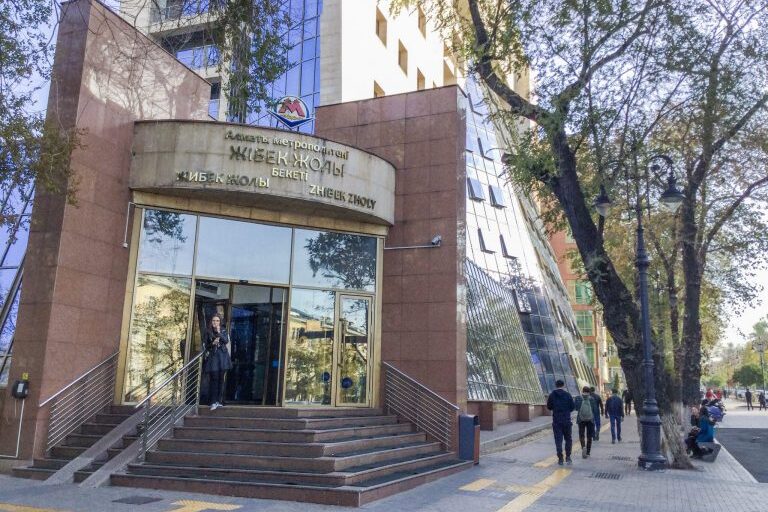 Metroaseman sisäänkäynti kadulla Almatyssa.