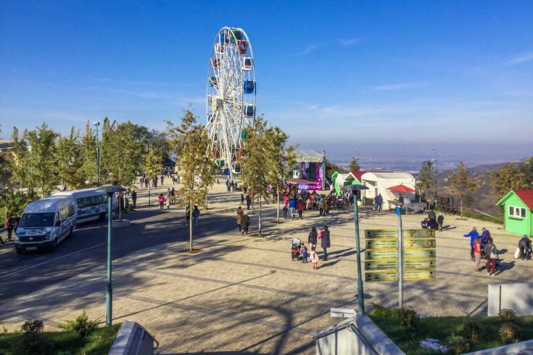 Aukio ja maailmanpyörä ylhäällä Kok-Toben huipulla Almatyssa.