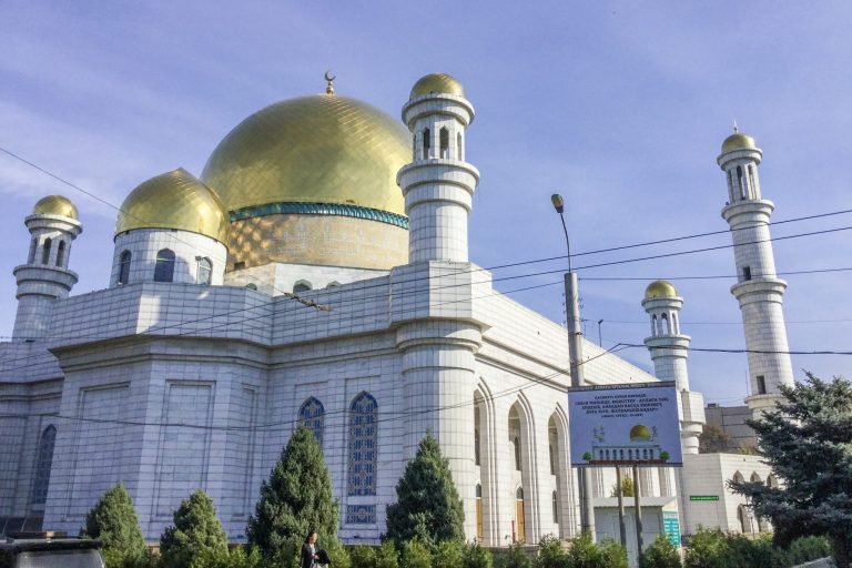 Kultakupolinen vaalea moskeija.