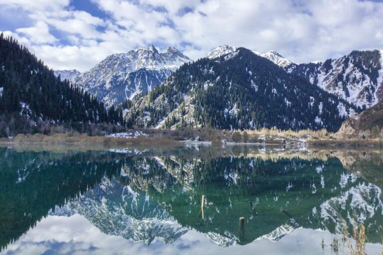 Vuorimaiseman heijastuma järvessä Kazakstanissa.