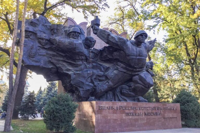 Suuri patsas, sotamuistomerkki puistossa.