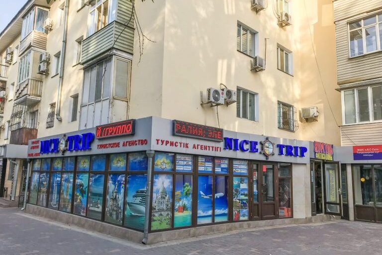 Matkatoimiston julkisivu Almatyssa.