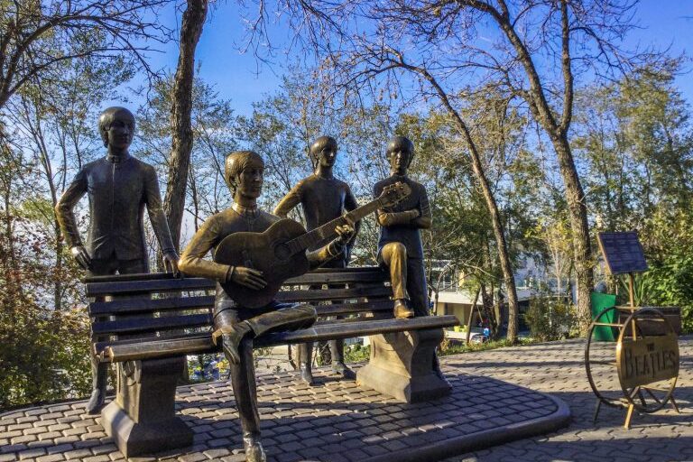 Pronssin värisiä patsaita, jotka esittävät Beatles-yhtyeen jäseniä.