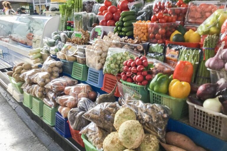 Värikkäitä kasviksia myynnissä basaarissa.