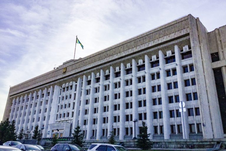 Harmaa presidentinpalatsi.