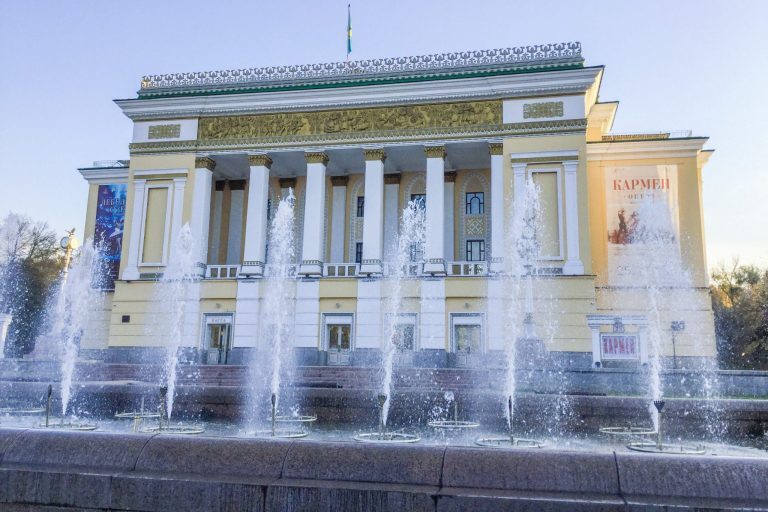 keltainen oopperatalo, jonka edustalla on suihkulähteitä.