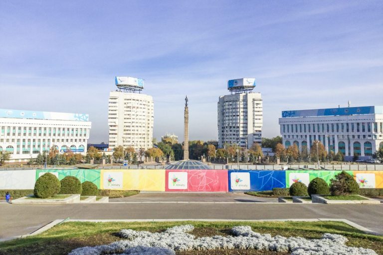 Suuri Itsenäisyydenaukio Almatyssa.